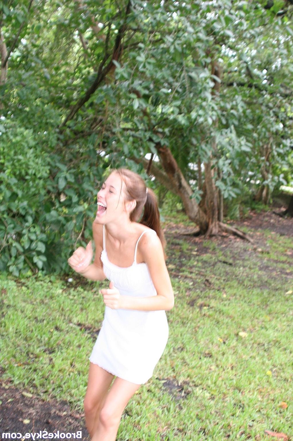 16P hot teen flashing her pussy in the park