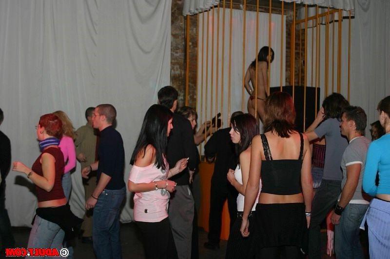16P strippers dancing in cage take a break to lick