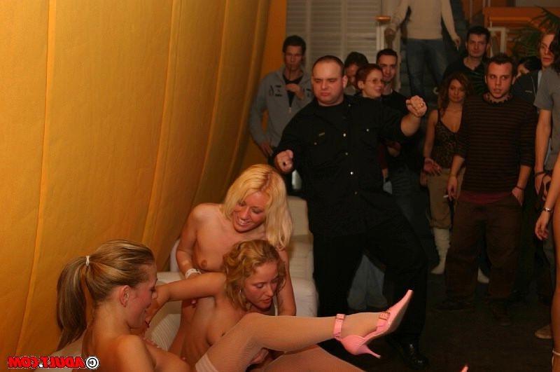 16P strippers dancing in cage take a break to lick