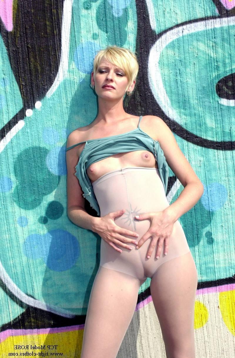 20P Blondes stocking cameltoe