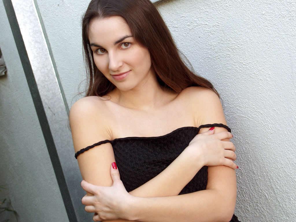 18P Busty college teen posing outdoors in her panties