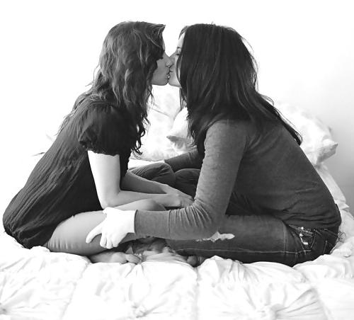 23P Lesbian lovers