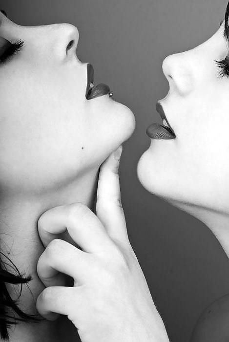23P Lesbian lovers