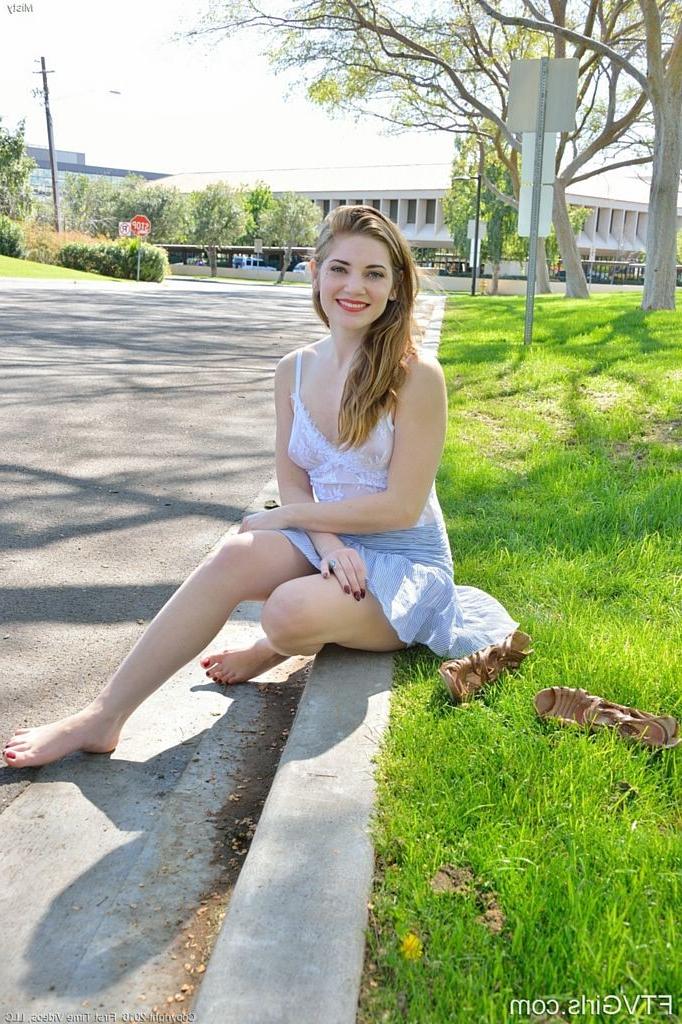 15P Upskirt Pussy in the Park