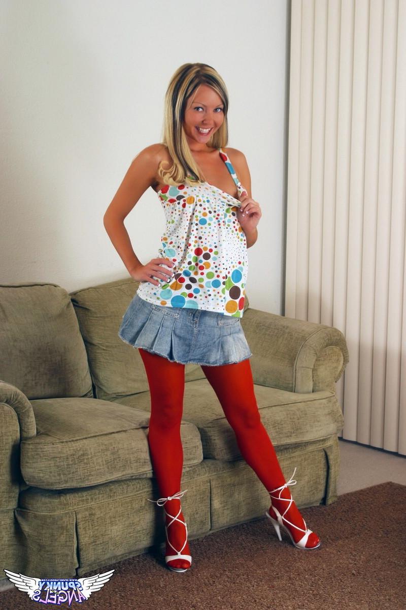 12P Horny blonde Aaliyah Love rips open her pantyhose
