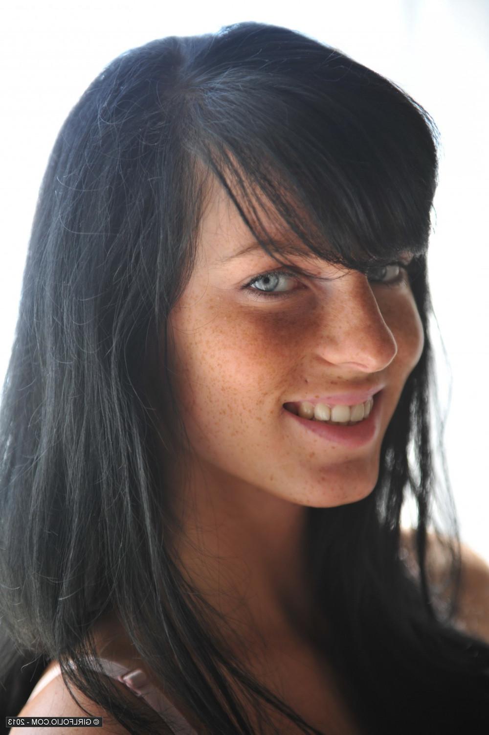 12P Hot brunette babe