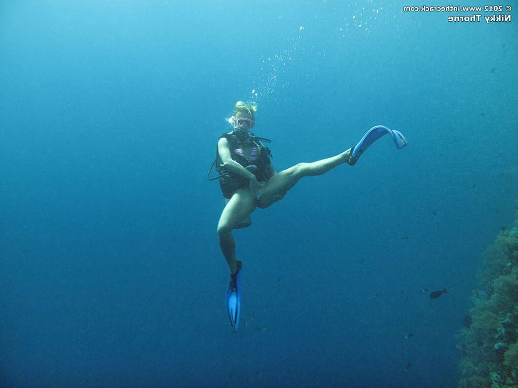 16P Nikky Thorne shows her scuba pussy under the ocean