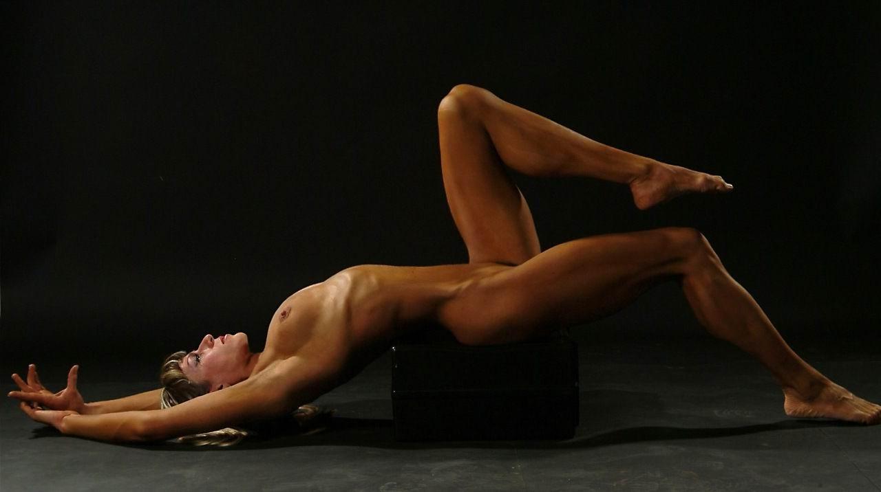 16P beautiful female bodybuilder posing naked