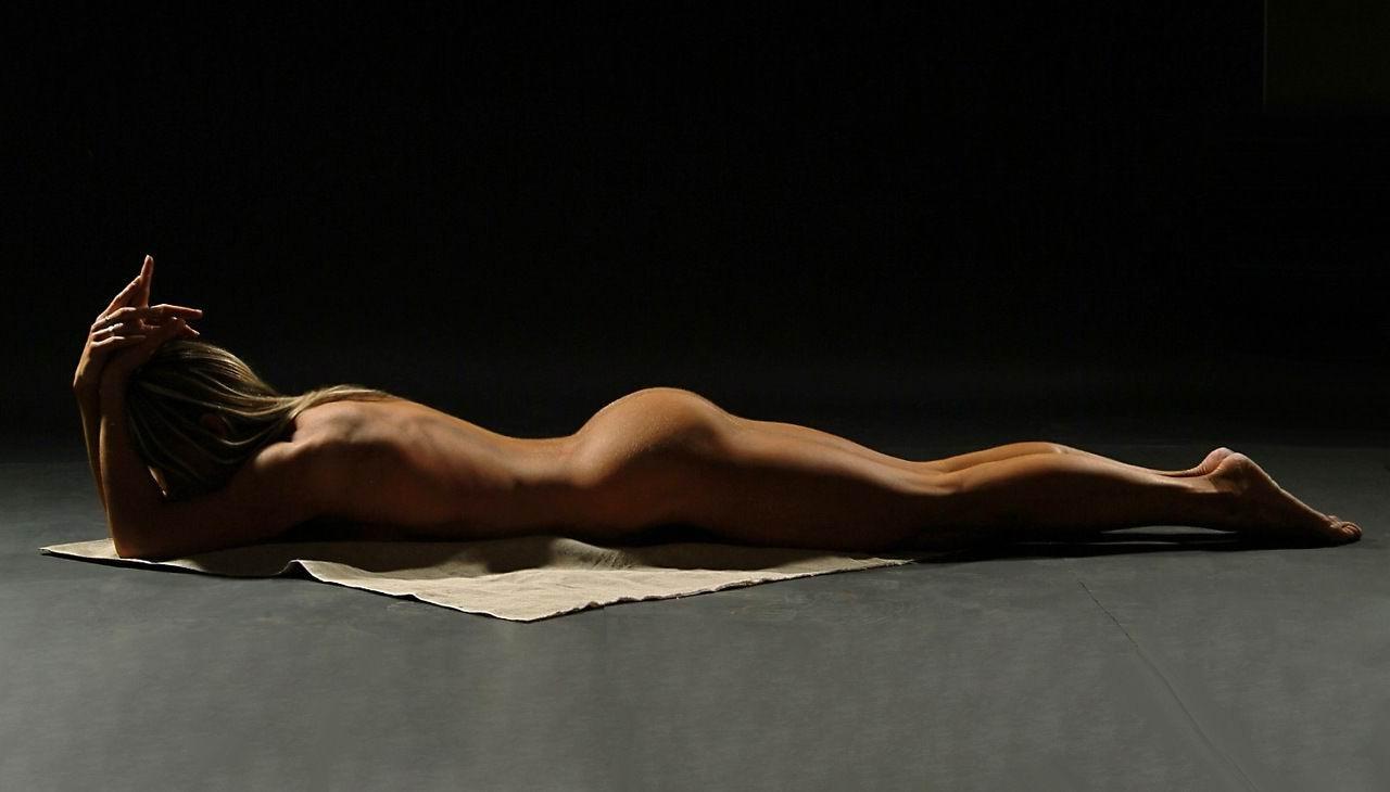 16P beautiful female bodybuilder posing naked