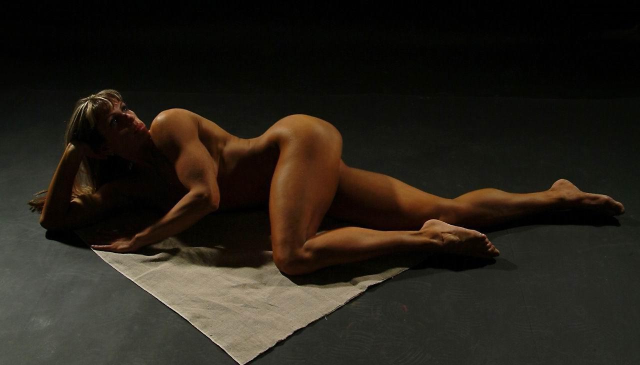 16P beautiful female bodybuilder posing naked