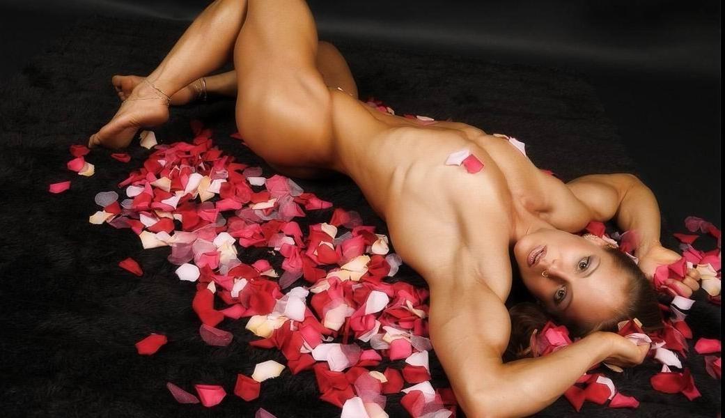 15P Muscular nude blonde posing sexy