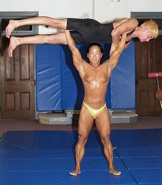 15P hot female bodybuilders posing and in action