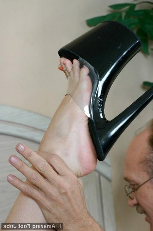 12P High heeled wearing hottie gets her feet taken care of