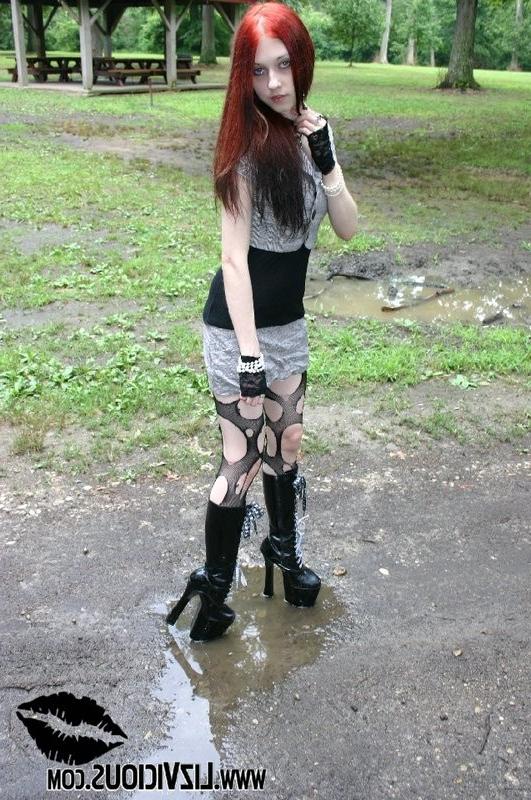 15P Liz shows her sweet ass in a park