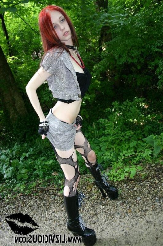 15P Liz shows her sweet ass in a park