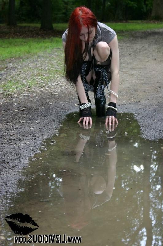 15P Liz shows her sweet ass in a park