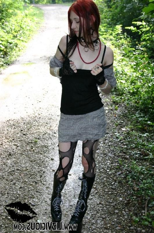 15P Liz shows her sweet ass in a park