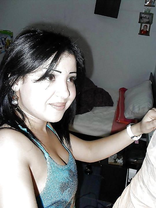 20P Turkish Home Women Photos