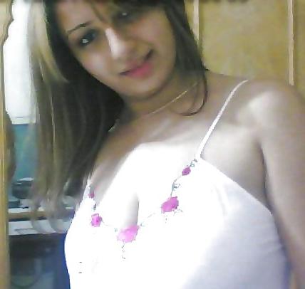 20P Turkish Home Women Photos