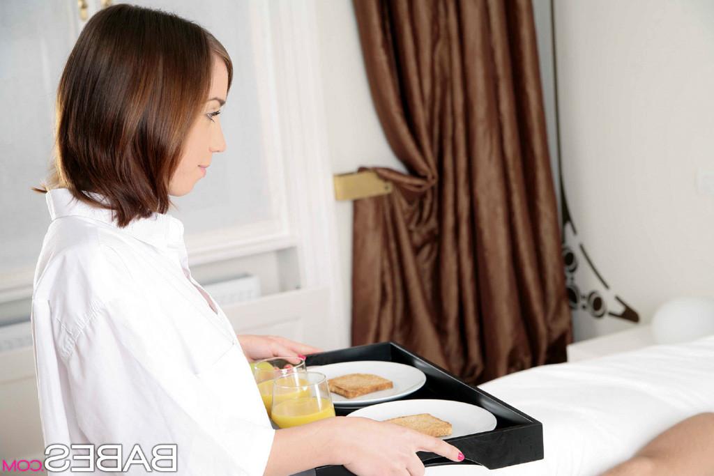 15P Tina Hot treats her boyfriend to steamy morning sex