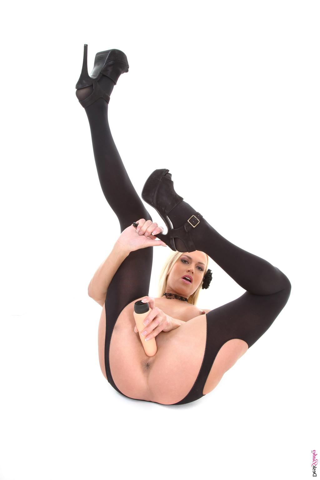 15P Stop watching pictures and get Lena Love stripping on your desktop