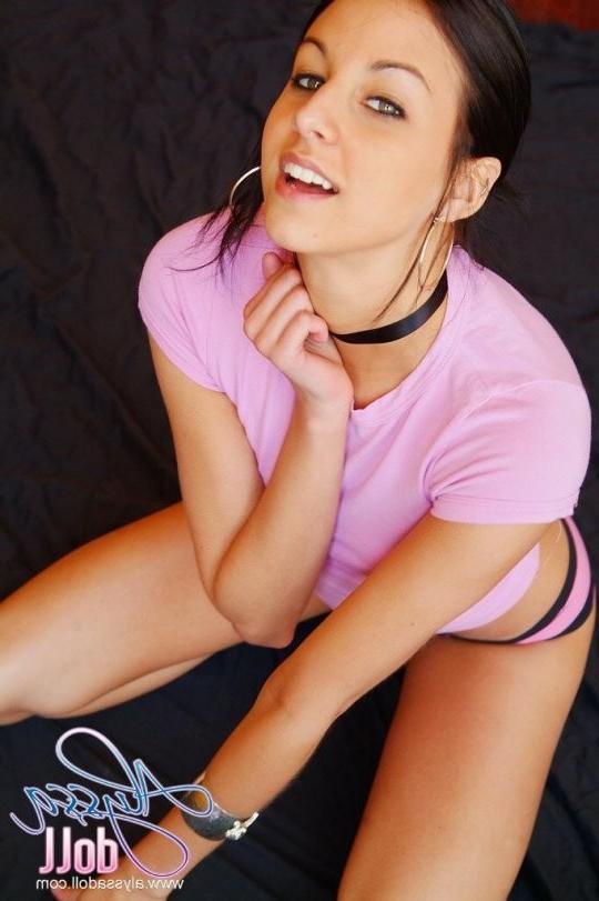 15P Sexy pornstar Alyssa Doll up close and personal