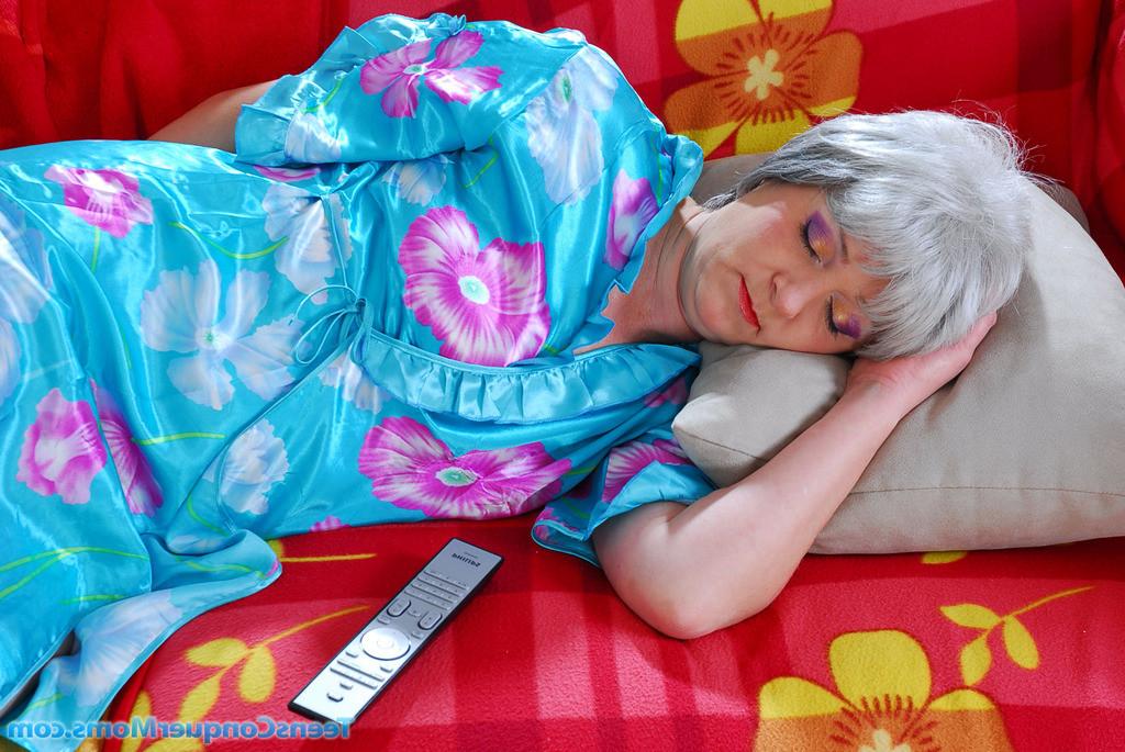 20P Impatient teen girl wakes up her older friend for some lesbo rug munching