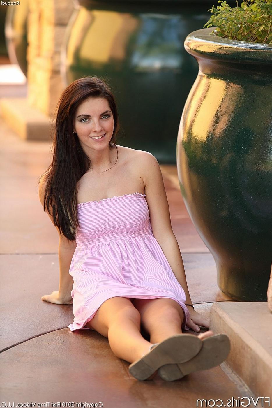 15P Amateur Racquel shows it all sitting on a park bench