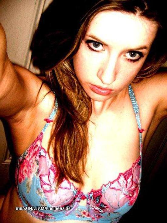 15P Artsy non nude shots from this brunette bombshell