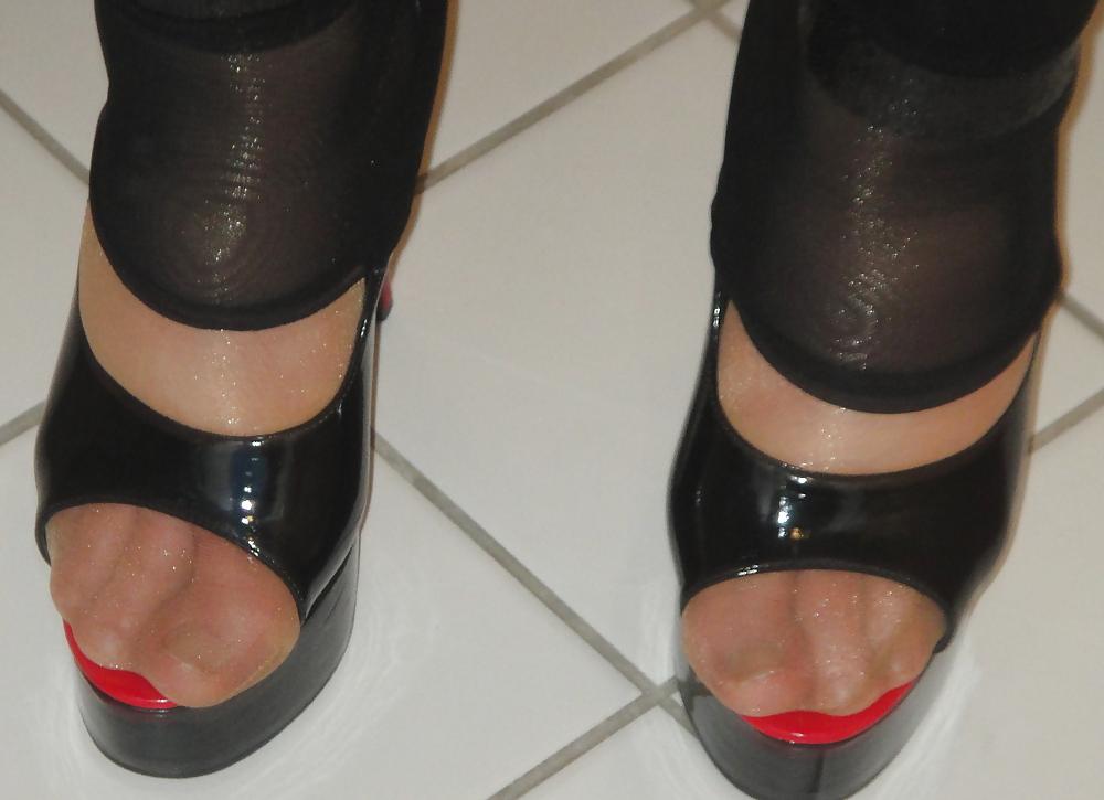 25P New pantyhose, new shoes and a NEW TOY