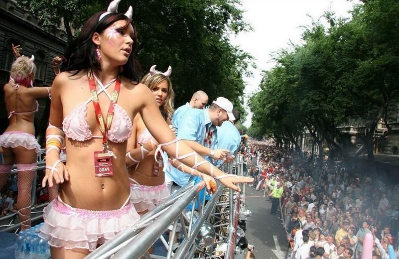 15P Gorgeous nude drunk girls posing on camera