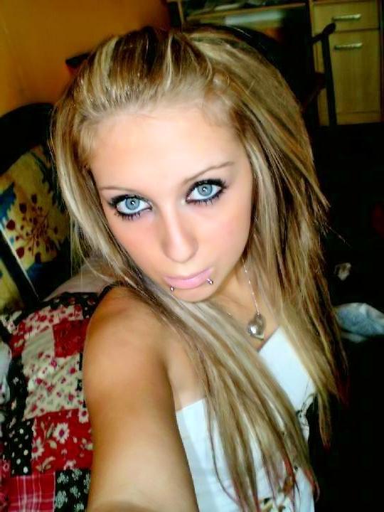 15P Gorgeous nude drunk girls posing on camera