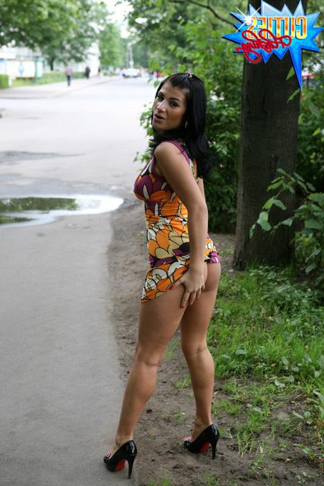 16P Hot babe flashes tits and spreads buns in the park