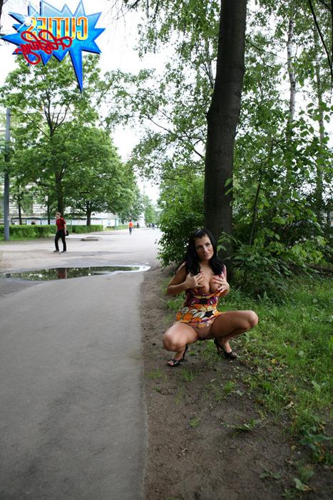 16P Hot babe flashes tits and spreads buns in the park