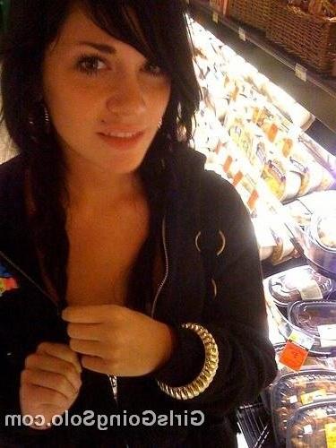 12P Hot Babe Taking Pics In The Bedroom