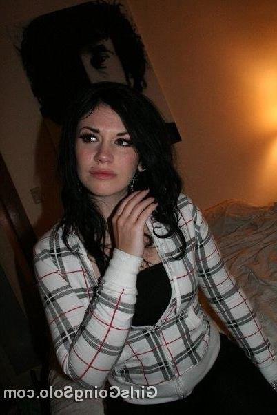 12P Hot Babe Taking Pics In The Bedroom