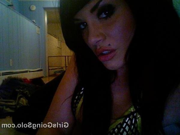 12P Hot Babe Taking Pics In The Bedroom