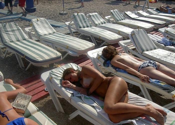15P Gorgeous nude drunk girls posing on camera