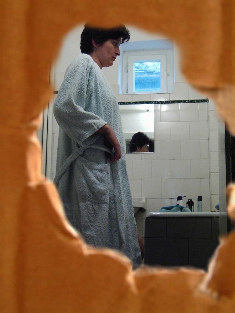 16P Sneaky fetish voyeur peeks at showering chick shaving her legs