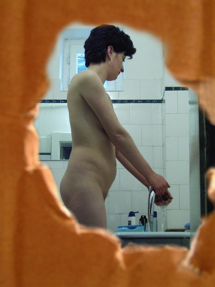 16P Sneaky fetish voyeur peeks at showering chick shaving her legs