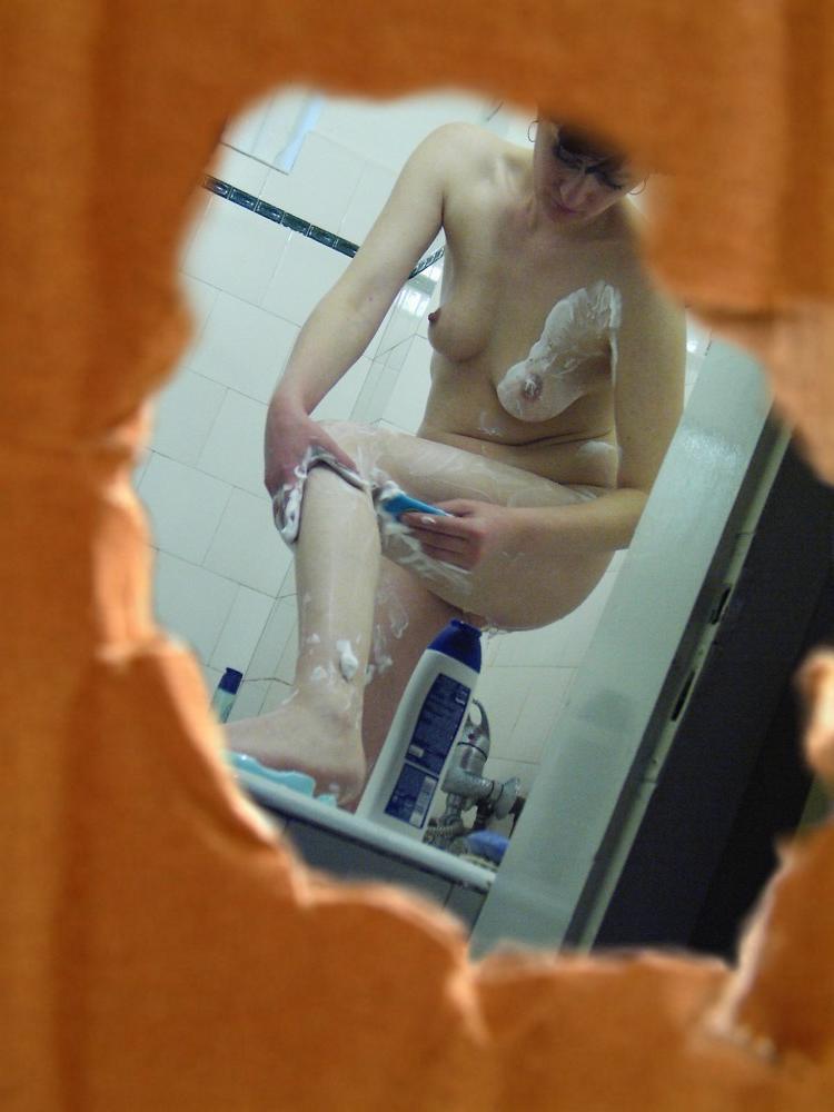 16P Sneaky fetish voyeur peeks at showering chick shaving her legs