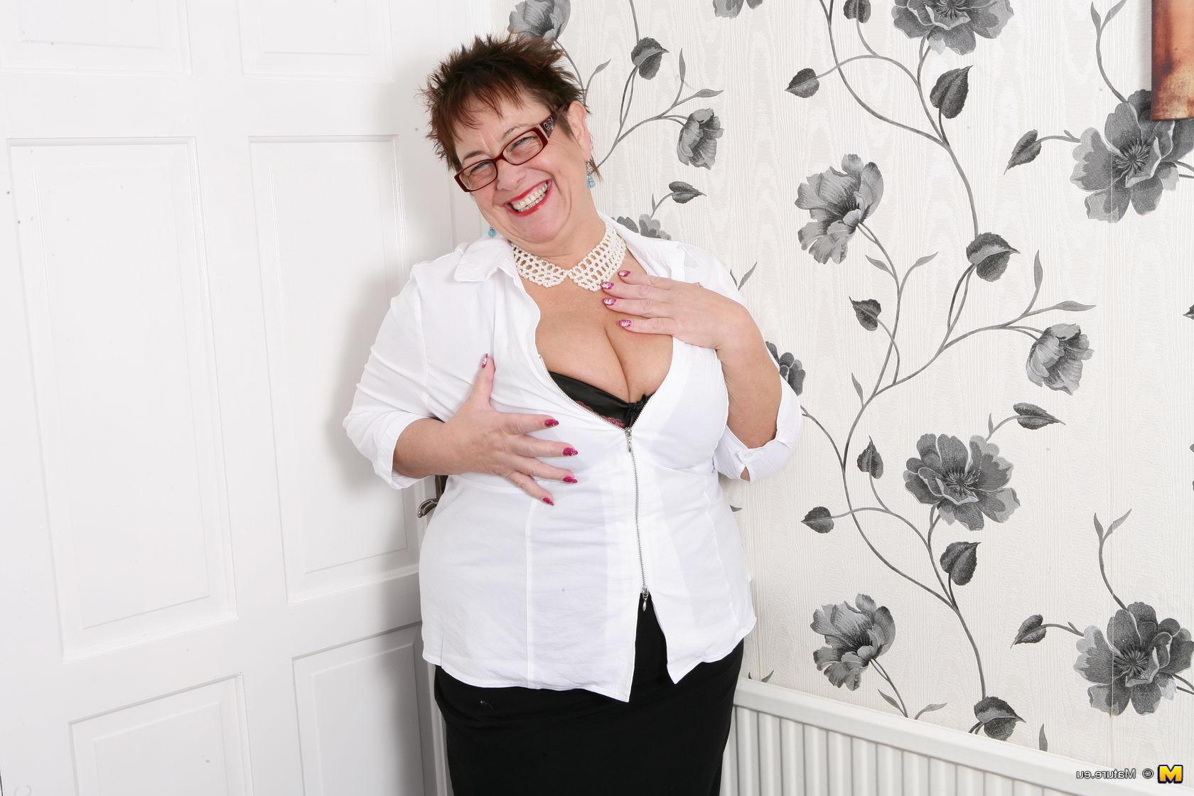 16P Hot British BBW showing off her succulent body