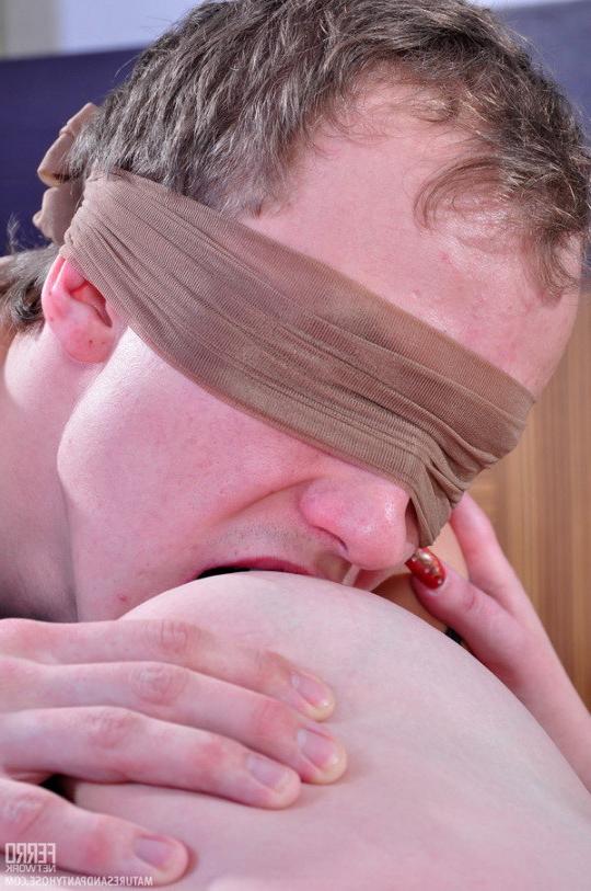 20P Buxom mom blindfolds her young neighbor with spare hose for kink