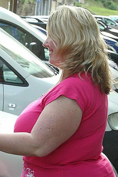 12P The fatty blows the mechanic and he does her from behind because her pussy is so