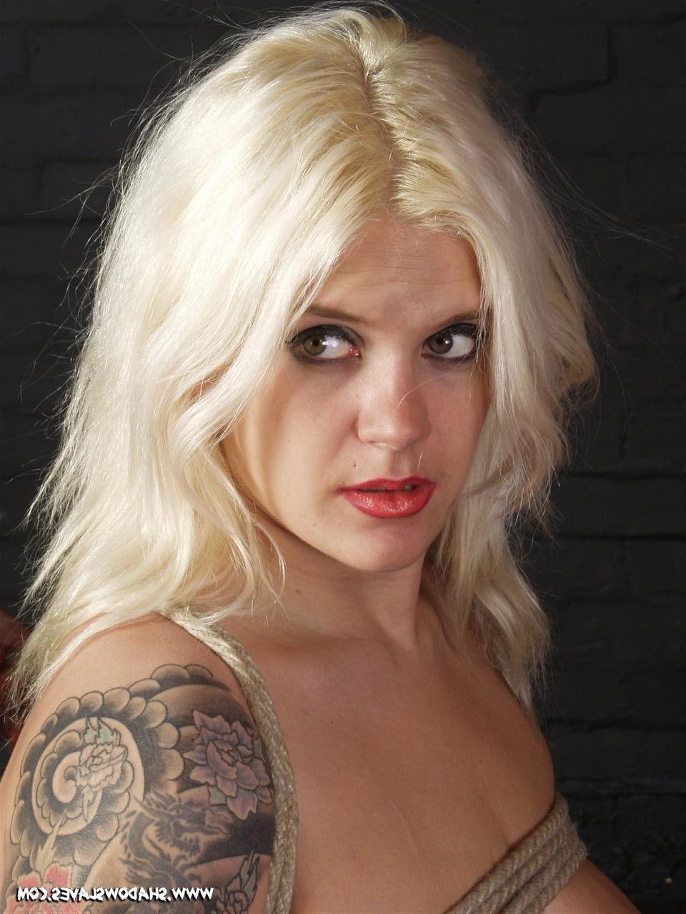 16P Buxom blonde amateur sub is suspended in ropes from the ceiling