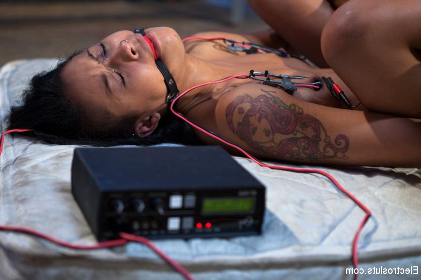 15P It takes a lot to break Skin Diamond. Gia DiMarco accepts the challenge. Skin mu