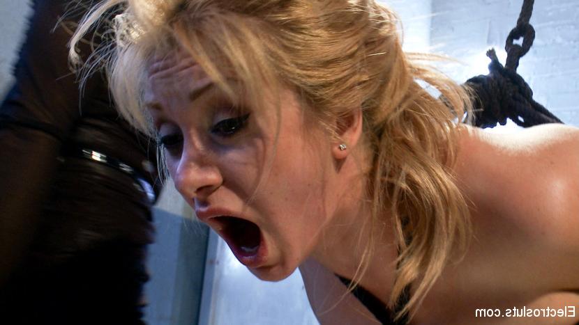 15P While others cower when Lorelei Lee enters, Lea Lexis is eager to please. Lorele