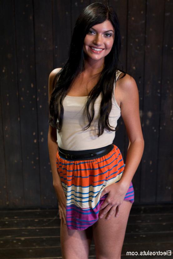 15P Cassandra Nix opens herself up to electrosex, with Isis Love and Aiden Starr bru