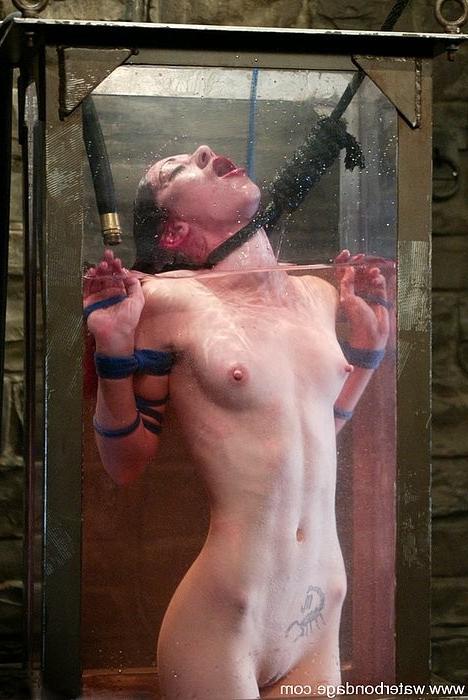 15P Arachnia Webb latex redhead in rope water bondage