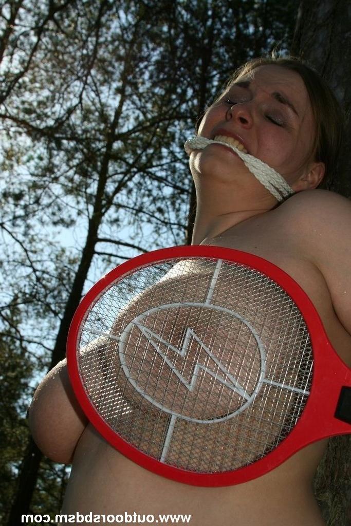 20P Electric shock bondage with big breasts outdoors.
